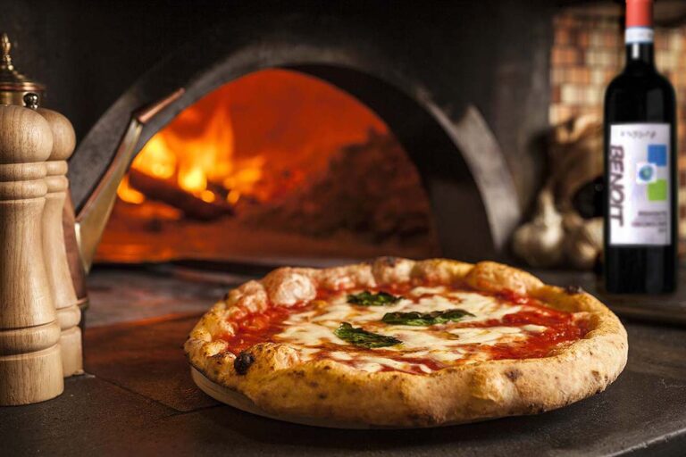 Pizza e bottiglia di Benoit
